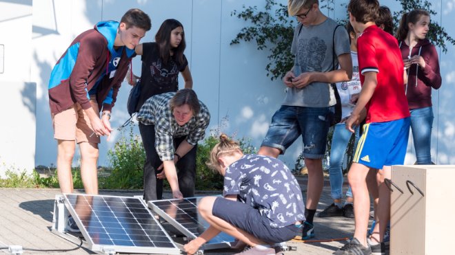 Eine Schule bekommt eine Solaranlage