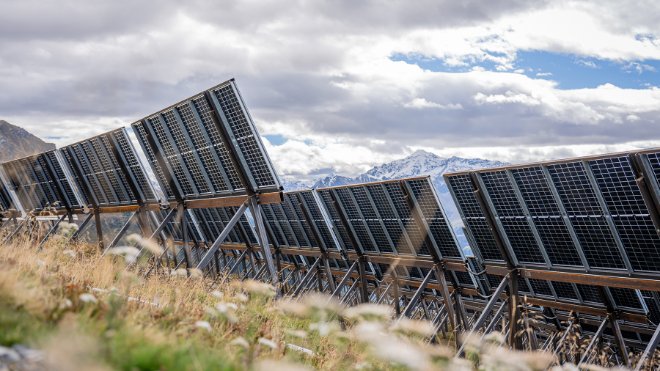 In diesen Tagen hat Madrisa Solar damit begonnen, Strom ins Netz einzuspeisen – als erstes alpines Solarkraftwerk der Schweiz.