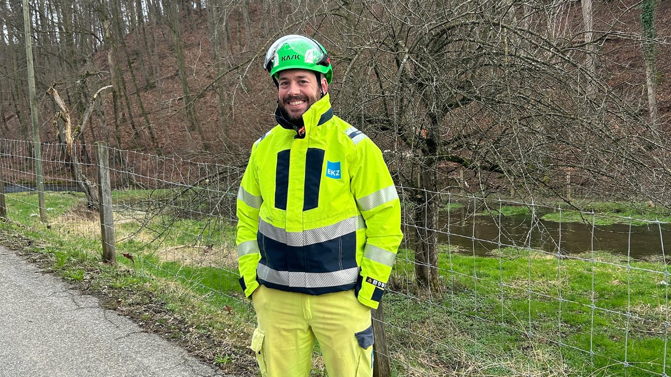 Spektakuläre Helikopter-Baumfällaktion