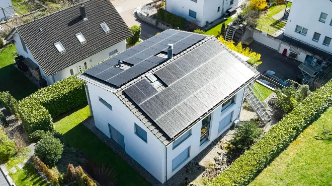 Ein Haus mit einer Solaranlage