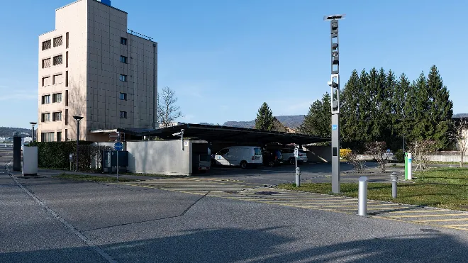 Der Multifunktionsmast beim Eingang auf die Insel sorgt für Licht, WLAN, liefert Umweltdaten und Strom für Elektroautos. Er beherbergt sogar einen Drohnenlandeplatz.
