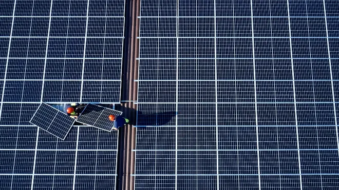 Mit einer dynamischen Rückliefervergütung wird empfohlen, Eigenverbrauch und Einspeisung bei jeder Anlagengrösse zu optimieren. Am besten gelingt dies mit einem Energiemanagementsystem (EMS). Auf dem Bild zu sehen sind viele PV-Module auf einem Dach.