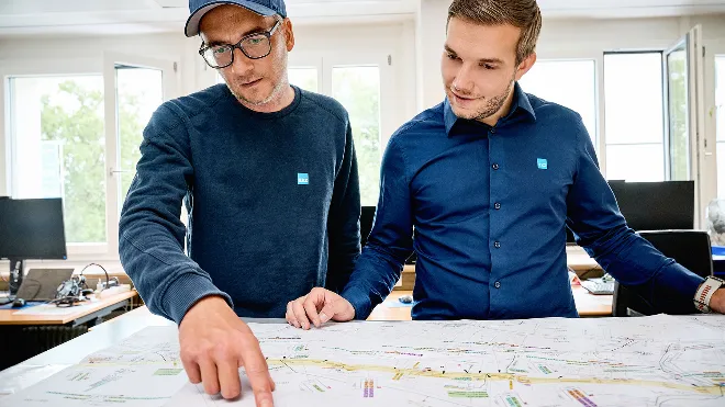 Netzelektriker Toni Börner und Ramon Streng beraten sich