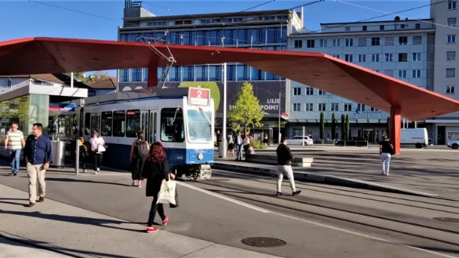 Station der Limmattalbahn am Stadtplatz Schlieren.