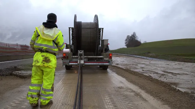 EKZ-Mitarbeitender auf der Baustelle