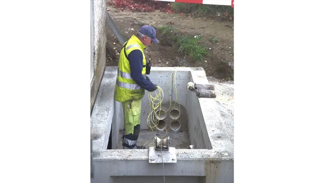 Kabelröhre, in die das Stromkabel verlegt wird