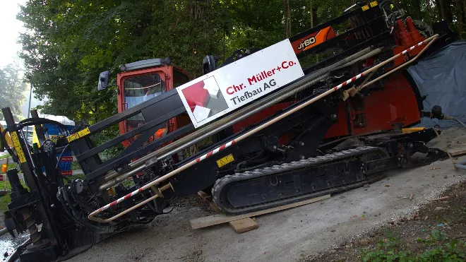 Zugmaschine auf der anderen Flussseite