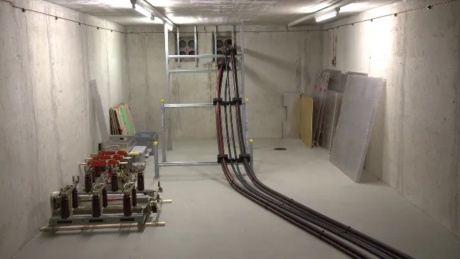 MS-Kabel kommt durch die Wand ins UW