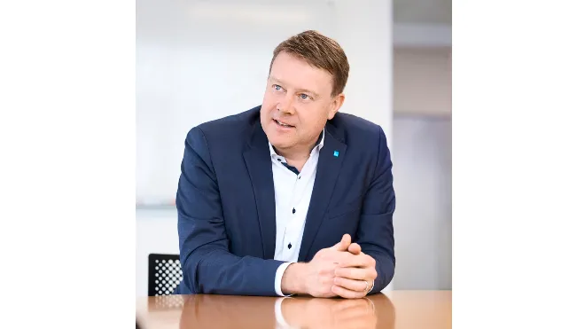 Daniel Bucher vor Transformatoren