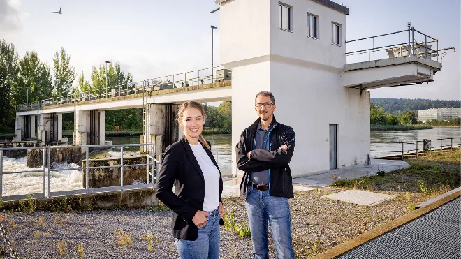 Viviane Ammann und Alfredo Scherngell vor dem EKZ-Wasserkraftwerk in Dietikon