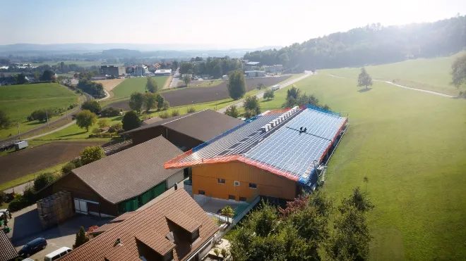 Und auch auf dem Bauernhof macht sich ein Solardach ganz gut. Der Gemüseproduzent in Sünikon braucht über 80 Prozent des Solarstroms von seinem Dach gleich selber. Und das ist eine Menge. Denn die Anlage umfasst 782 Photovoltaikmodule auf 1300 Quadratmetern. 
