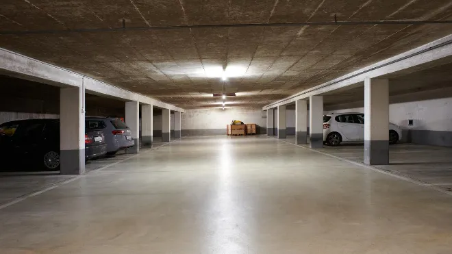Die Garage in Forch vor der Sanierung: düster, unfreundlich, ungleichmässig ausgeleuchtet. 