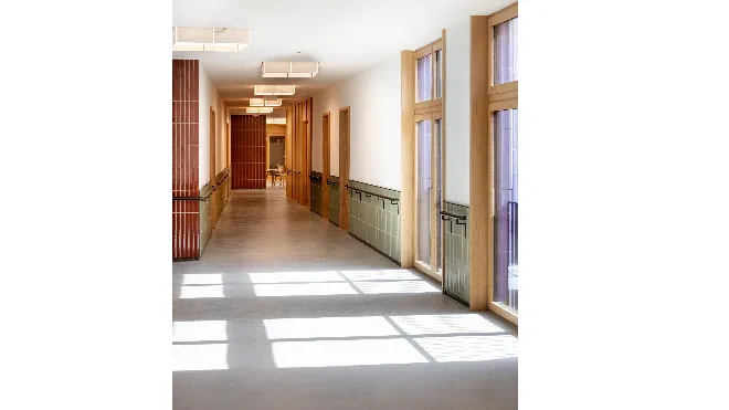 Der Korridor im Alters- und Pflegezentrum In der Au in Volkatswil. Zu sehen sind die schweren, mit Alabaster ummantelten Leuchten.