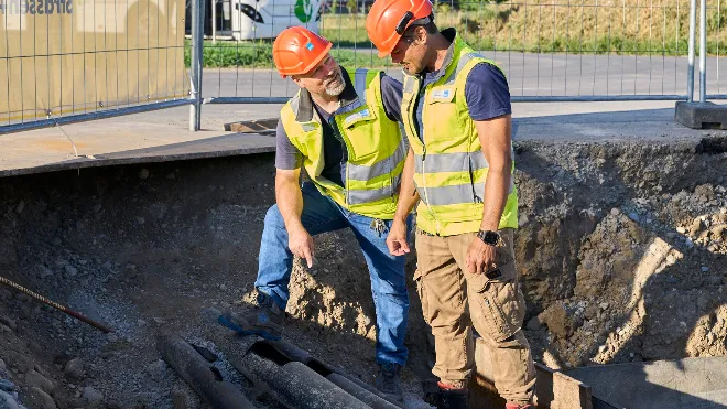 Bauleiter im Baugraben