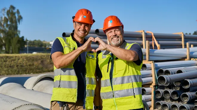 Daniel und Manuell formen zusammen ein Herzzeichen