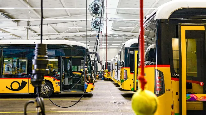 Zugmaschine zieht Kabel durchs Rohr