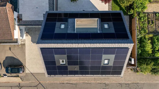 Ein Dach optimal genutzt – Drohnenaufnahme einer Solaranlage