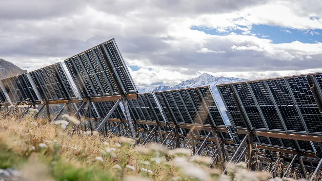 Die alpine Solaranlage Madrisa Solar im Herbst. Im Bild sieht man diverse Solartische mit den Modulen von hinten.