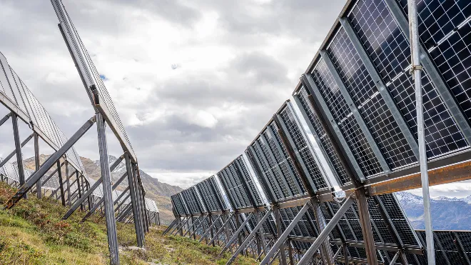 Die alpine Solaranlage Madrisa Solar im Herbst. Im Bild sieht man diverse Solartische seitlich von unten aufgenommen.