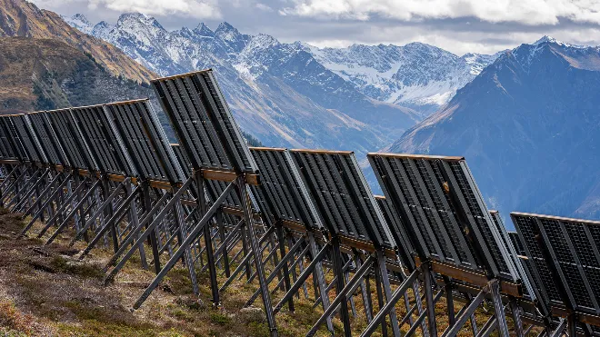 Die alpine Solaranlage Madrisa Solar im Herbst. Im Bild sieht man diverse Solartische mit den Modulen von hinten.