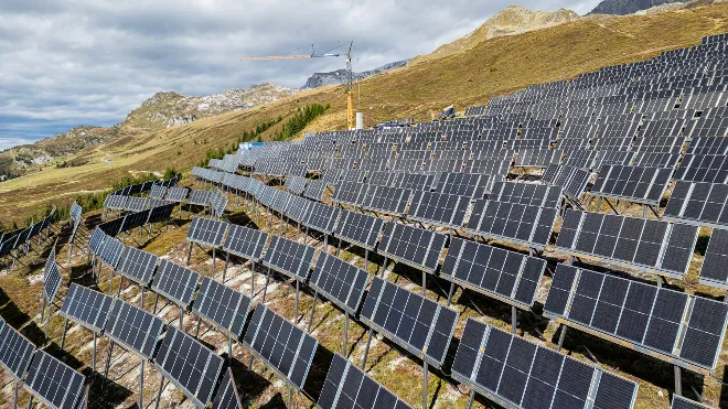 Luftaufnahme von Madrisa Solar im Herbst.