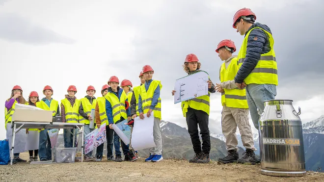 Schülerinnen und Schüler der 5. und 6. Primarstufe von Klosters Platz zeigen Ihre visionären Ideen zum Thema. Diese werden in einer Zeitkapsel für kommende Generationen vergraben.