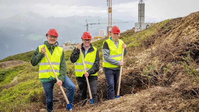 Startschuss für das Projekt: Paul Sidler (EKZ), Michael Roth (Repower) und Hansueli Roth (Klosters) beim Spatenstich (von links).