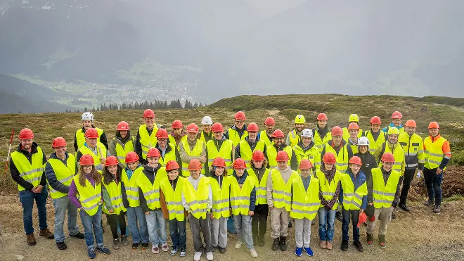 Gruppenbild mit Projektverantwortlichen und Schülerinnen und Schülern der 5. und 6. Primarstufe von Klosters Platz.