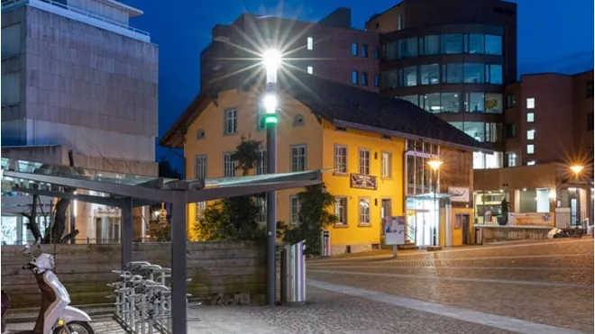 Der Märtplatz Effretikon beim Eindunkeln gut beleuchtet