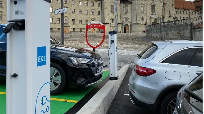 Die Elektrotankstelle in Einsiedeln mit dem Kloster im Hintergrund