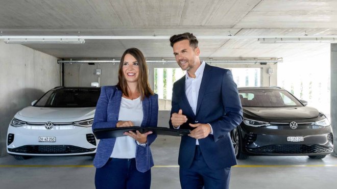 Zwei Mitglieder einer Immobilienverwaltung begutachten die Installation der Ladeinfrastruktur in einem Parkhaus.