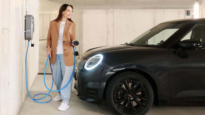 Eine Nutzerin der EKZ Ladelösung lädt ihr Elektroauto auf.