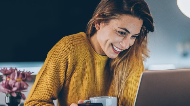 Frau vor Laptop