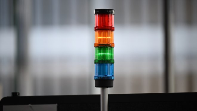 Die Ampel zeigt die Dringlichkeit des Alarms an.