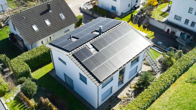 Ein Haus mit einer Solaranlage