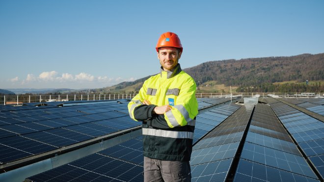 Arturo Bänziger vor der Solaranlage auf Gebäude F im Embraport. Er leitete das Solarprojekt seitens EKZ.
