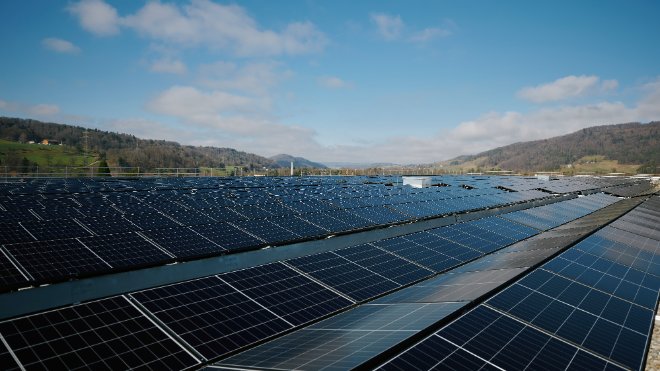 Aufnahme von Solarmodulen auf einem Dach im Logistikareal Embraport