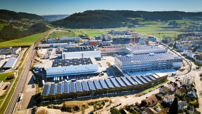 Drohnenaufnahme von der Solaranlage im Logistikareal Embraport.