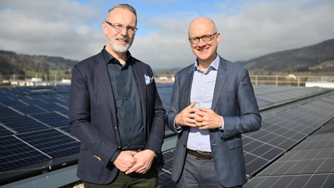 Jean-Claude Maissen, CEO der Zürcher Freilager AG, und Paul Sidler, Leiter Erneuerbare Energien bei EKZ, posieren vor der Solaranlage.