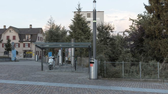 Der neue Lichtmast auf dem Märtplatz in Effretikon steht gleich neben dem überdachten Veloabstellplatz (links).