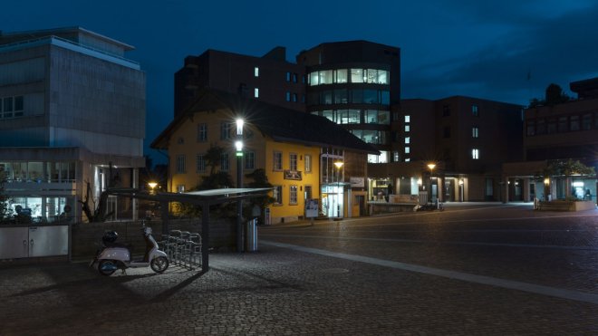 Die weisse LED über dem grünen LED-Ring wird über einen Bewegungsmelder eingeschaltet, sobald sich jemand dem überdachten Veloabstellplatz nähert.