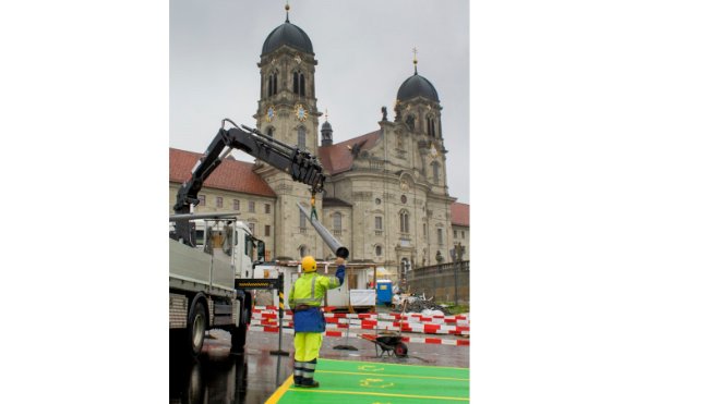 Der Kandelaber wird auf dem Klosterplatz vom Lastwagen gehoben.