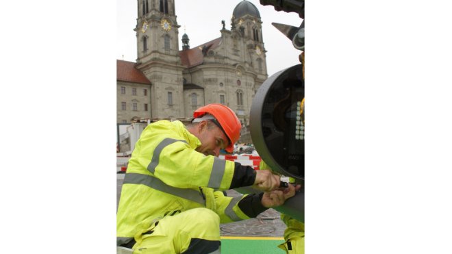 Die LED-Leuchter werden an den Kandelabermast montiert.