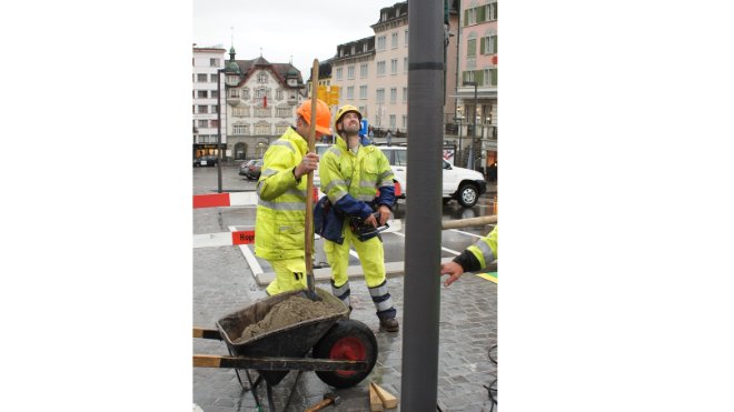 ... und mit Sand im zuvor vorbereiteten Fundament verankert.