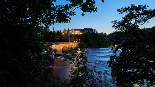 Auf dem Bild ist die SBB-Eisenbahnbrücke in Schaffhausen zu sehen, die dank dem modernen Beleuchtungskonzept von EKZ in neuem Licht erstrahlt.