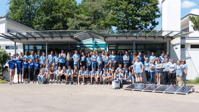 Eine Schule bekommt eine Solaranlage