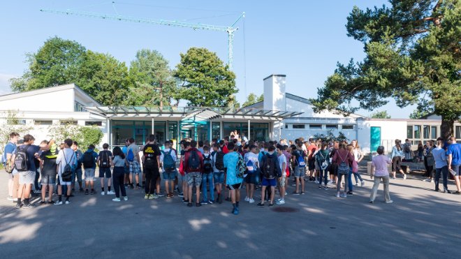 Eine Schule bekommt eine Solaranlage