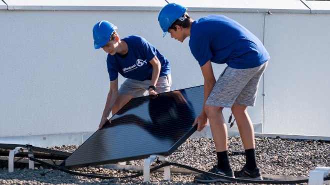 Eine Schule bekommt eine Solaranlage