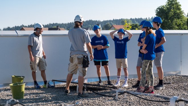 Eine Schule bekommt eine Solaranlage