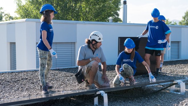 Eine Schule bekommt eine Solaranlage